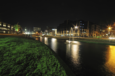900505 Gezicht op de opnieuw aangelegde Stadsbuitengracht te Utrecht, vanaf het Paardenveld, met een fontein, bij ...